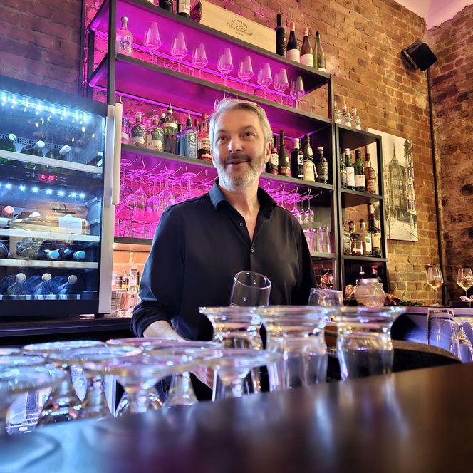 Barkeeper hinter seinem Tresen