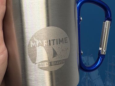Becher mit Karabinerhaken als Henkel und Maritime Tage-Logo