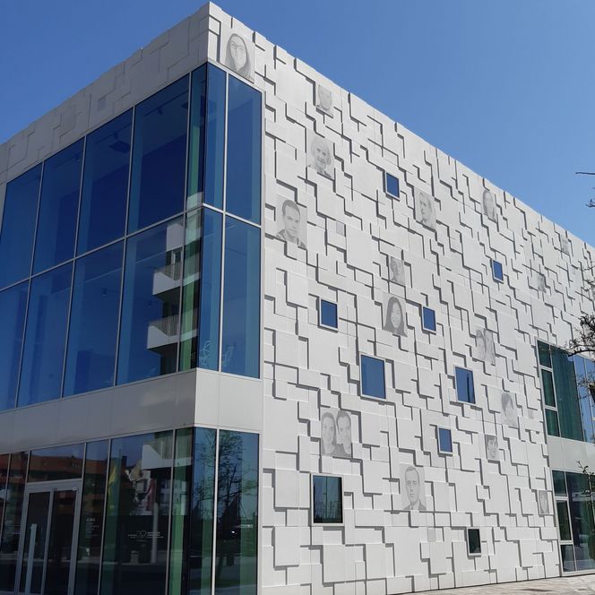 Fassade mit Porträts Deutsches Auswandererhaus