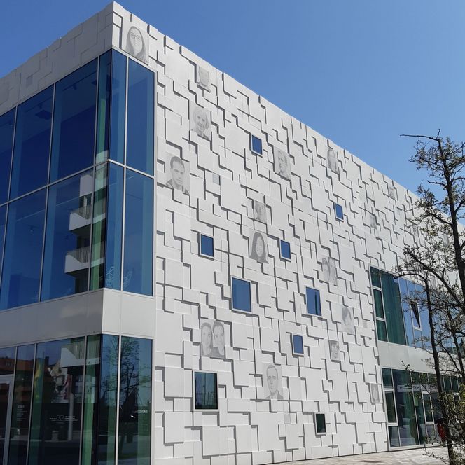 Fassade mit Porträts Deutsches Auswandererhaus