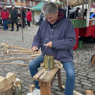 Maritimes Handwerk auf dem Bauernmarkt im Schaufenster Fischereihafen