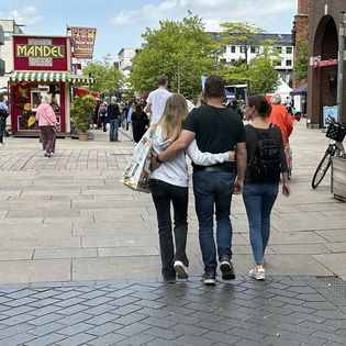 Freunde schlendern duch die Innenstadt