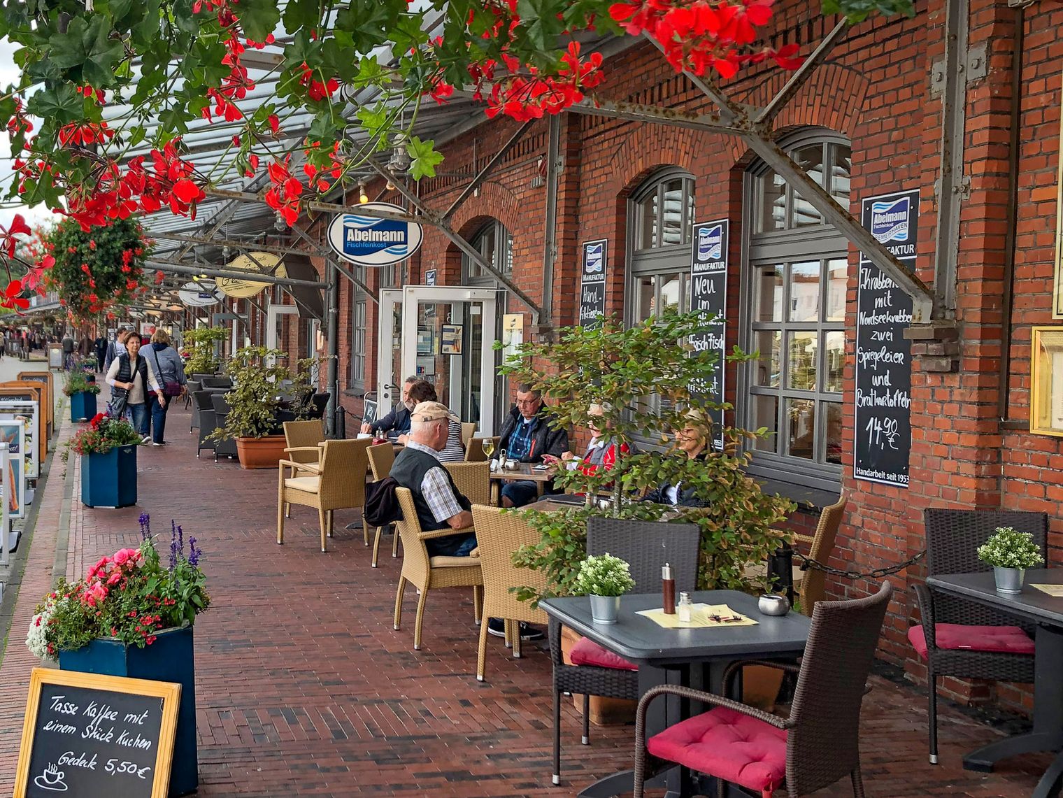 Restaurants säumen sich wie Perlen an einer Schnur in einem alten Backsteingebäude aneinander