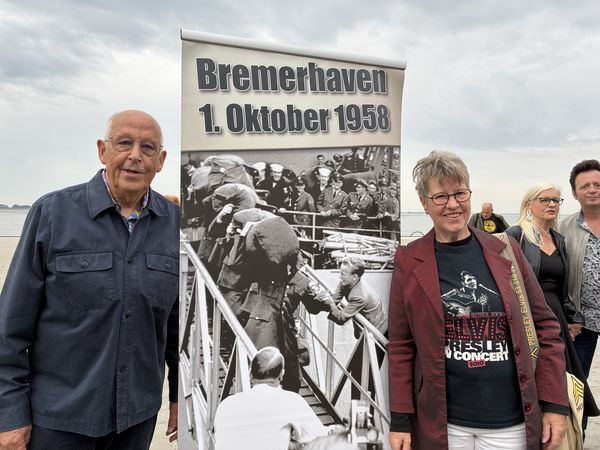 Foto zum Download Ein Paar neben einem Elvisplakat