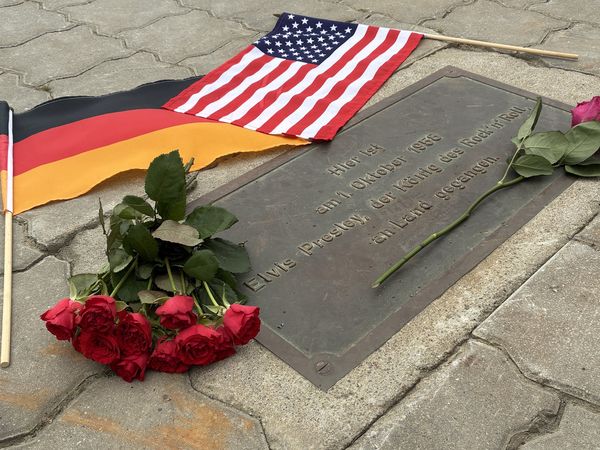 Foto zum Download Eine Rose ist auf einer Bronzetafel abgelegt, die an die Ankunft von Elvis Presley 1958 in Bremerhaven erinnert.