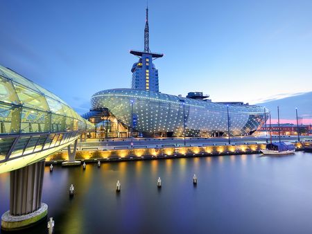 Ein futuristisches Gebäude am Hafen