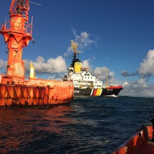 Die Mellum mit einem unbemannten Feuerschiff