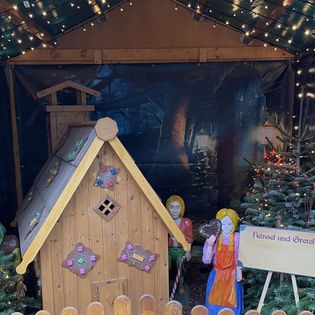 Märchenhütte Hänsel und Gretel auf dem Weihnachtsmarkt