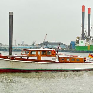 Das Motorschff "Rike" liegt an einem Steg