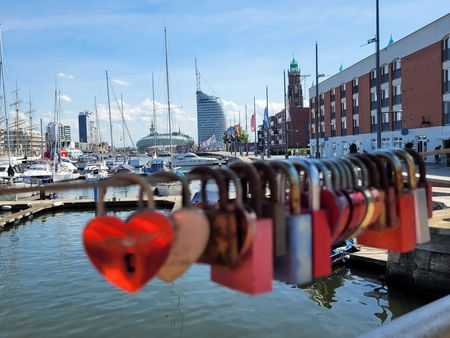 Blick von einer Brücke mit Liebesschlössern am Geländer auf die Havenwelten