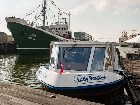 Fischereihafen mit Schiffen