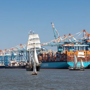 Gulden Leeuw vor dem Containerterminal