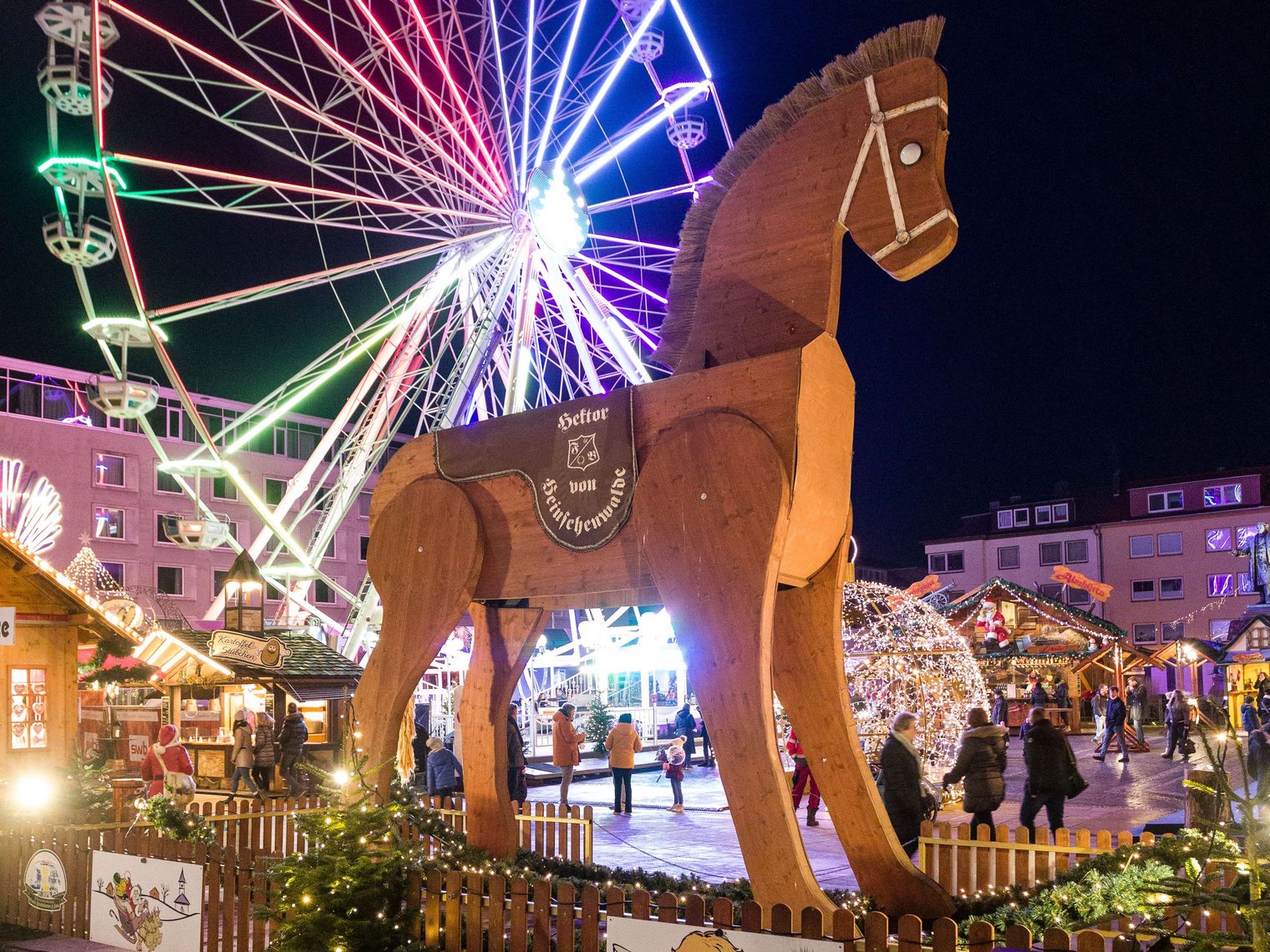 Großes Schaukelpferd auf dem Weihnachtsmarkt