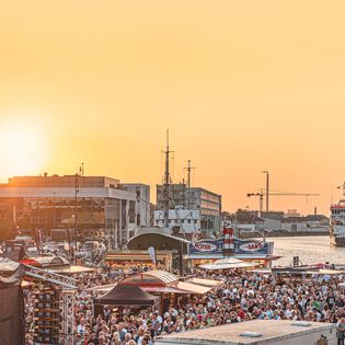 Blick auf den Hafen im Schaufenster Fischereihafen im Sonnenuntergang während des Musiksommers
