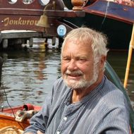 Seefahrerpaar an Bord ihres Plattbodenschiffs