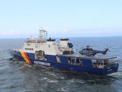 Die "Potsdam" auf hoher See. Auf Ihr ein Hubschrauber.
