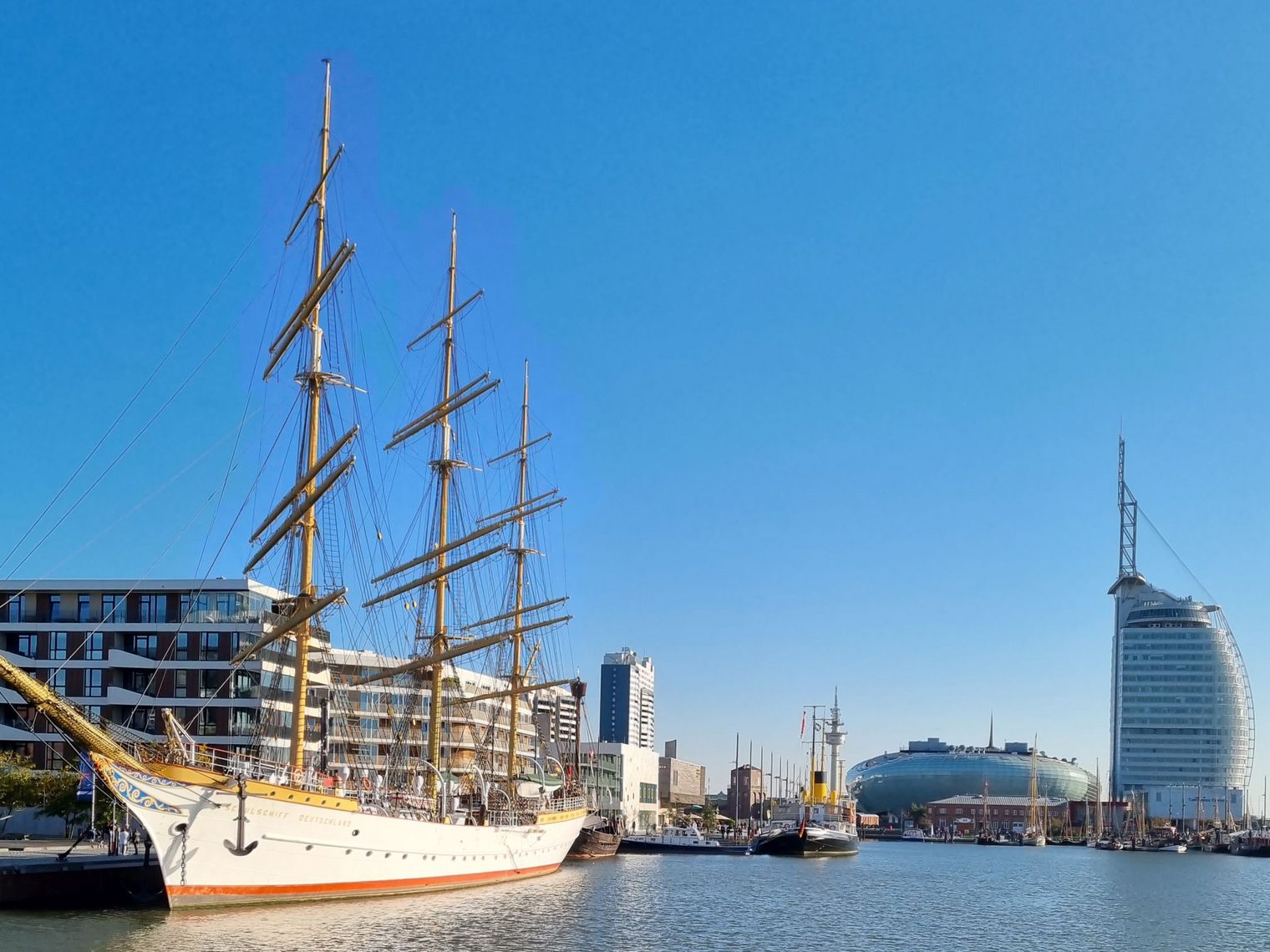 Die "Schulschiff Deutschland" und der Neue Hafen in Bremerhaven