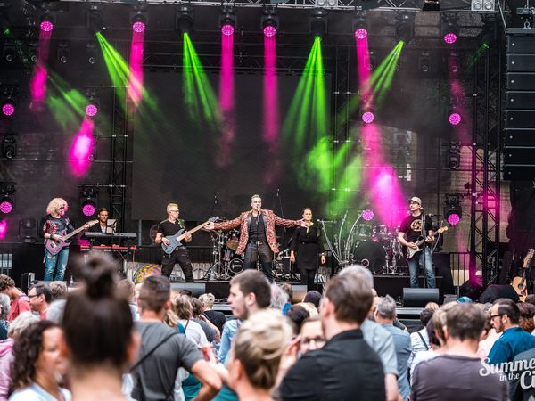 Premiere beim Musiksommer im Schaufenster Fischereihafen: „Sir Williams“ spielt die Hits von Robbie Williams.