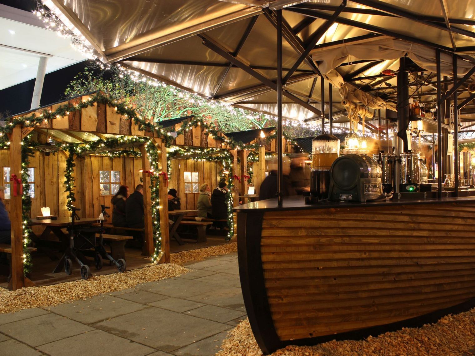 Abendlicher Weihnachtsmarkt mit beleuchteten Buden