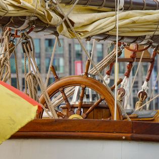 Steuerrad an Bord der Pascual Flores