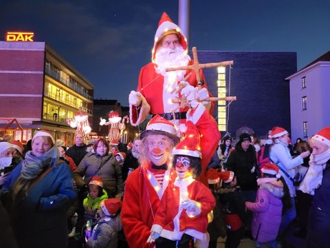 Nikolaus mit menschlicher Marionette
