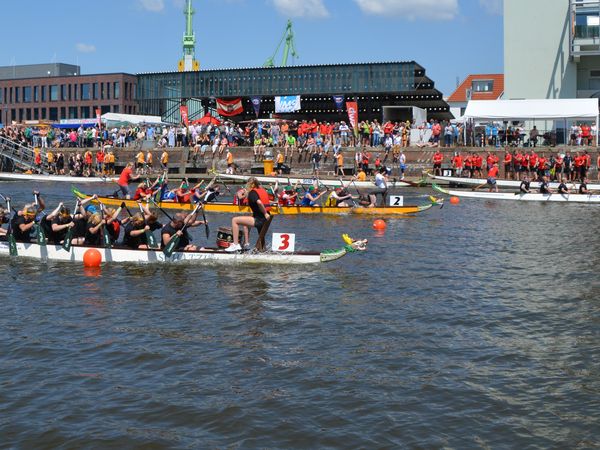 Spannende Wettkämpfe: Drachenboot-Cup im Schaufenster Fischereihafen. 