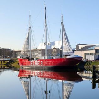 Die Elbe 3 liegt im neuen Hafen