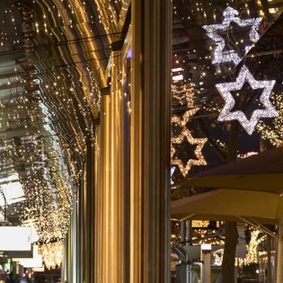 Weihnachtsbeleuchtung in Fußgängerzone