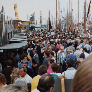 Sail 1986 - Menschen schlendern entlang der Kaje