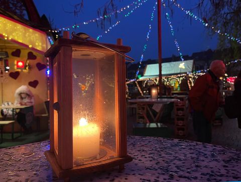 Holzlaterne auf einem Tisch