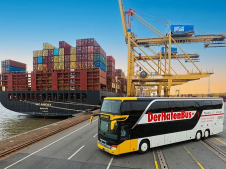 Hafenbus an der Stromkaje mit Containerschiff