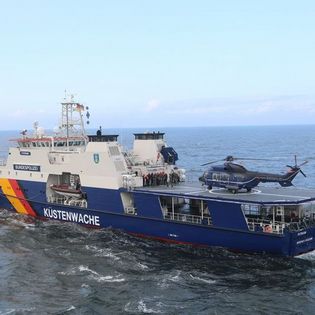 Die "Potsdam" auf hoher See. Auf Ihr ein Hubschrauber.