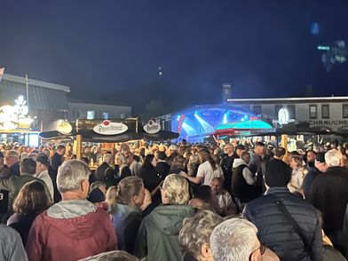 Menschenmassen vor einer Konzertbühne