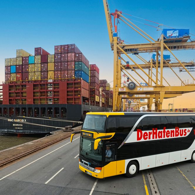 Ein Bus steht auf der Containerkaje im Hafen vor einem großen Containerschiff