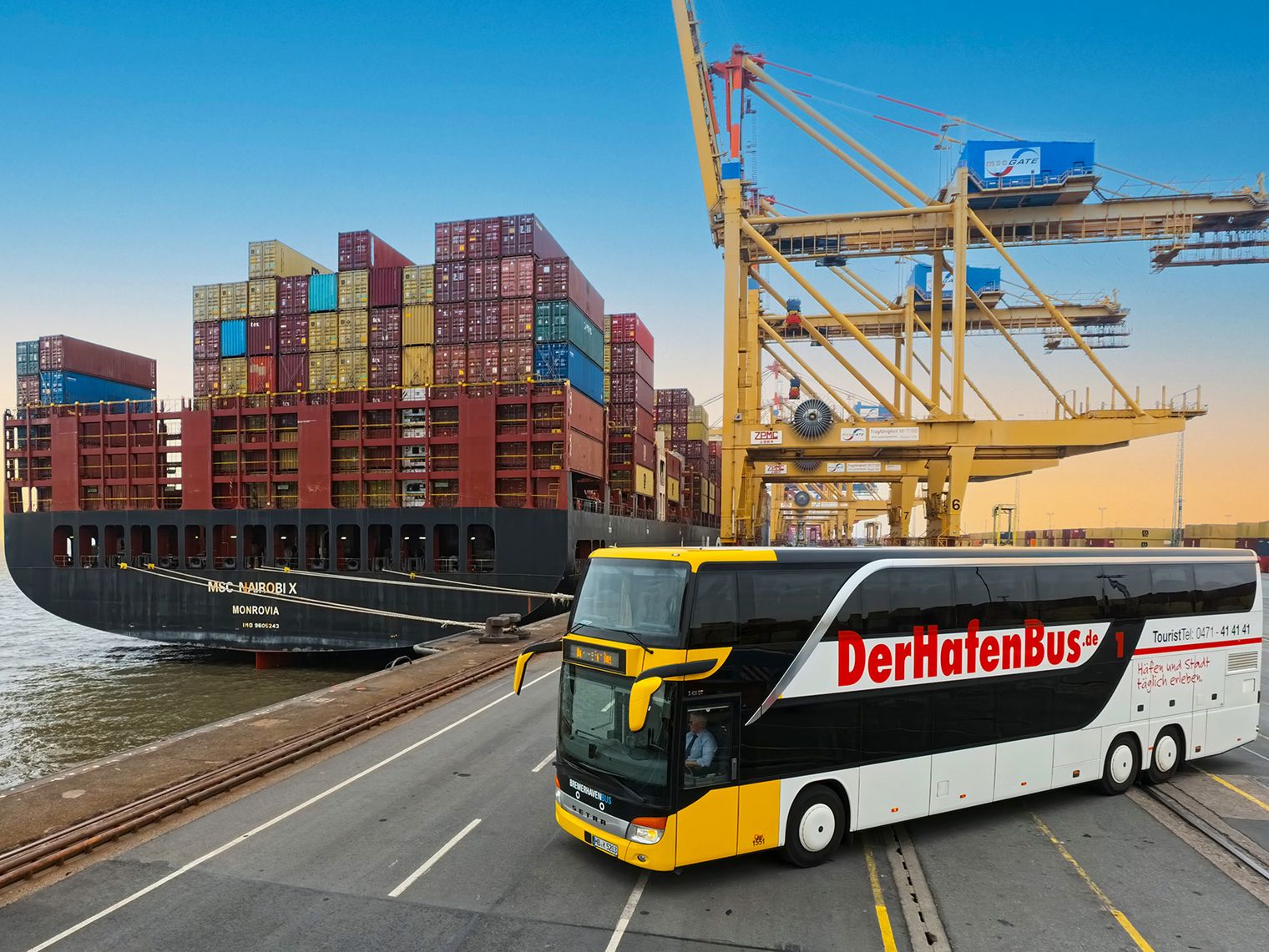 Ein Bus steht auf der Containerkaje im Hafen vor einem großen Containerschiff