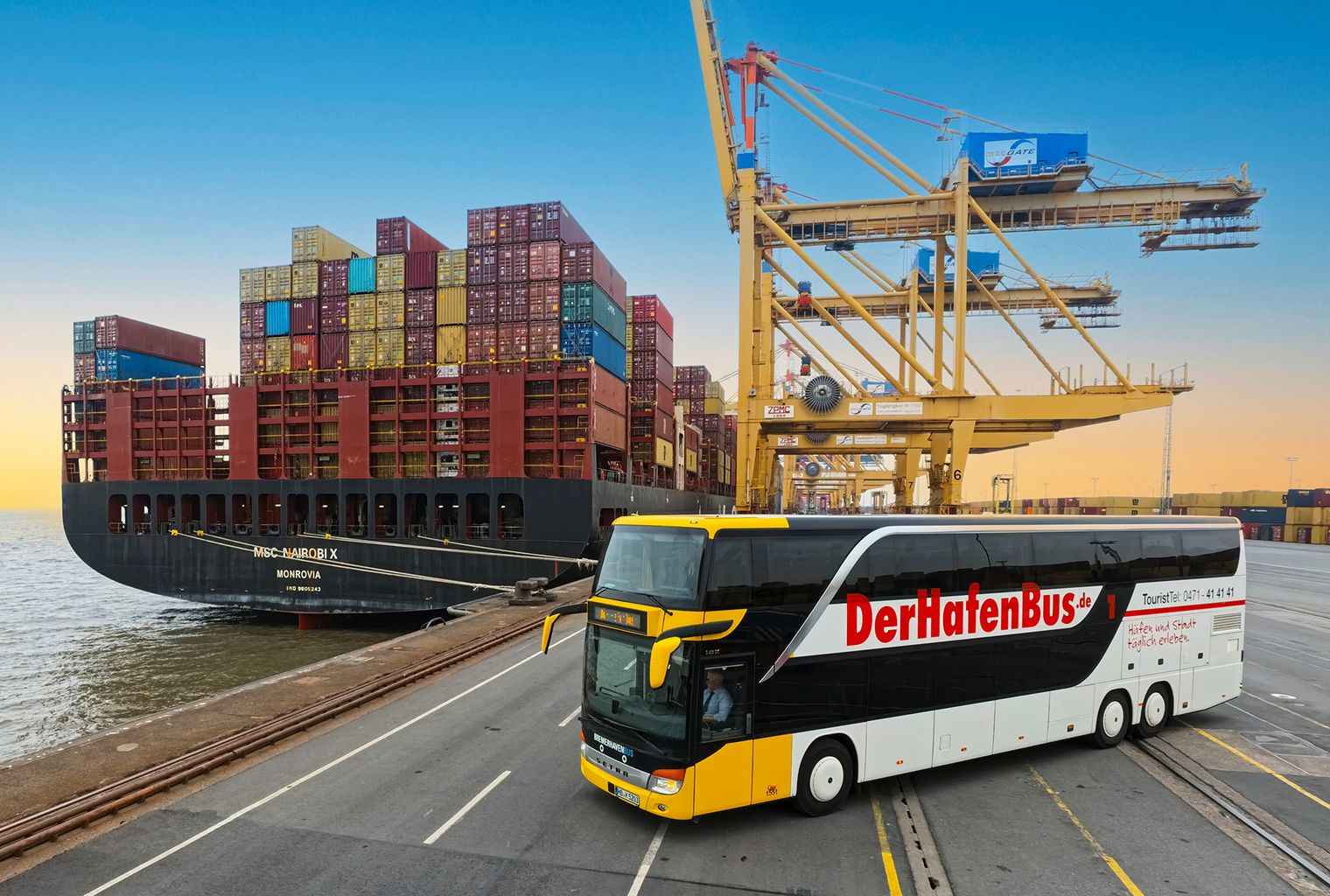 Ein Bus steht auf der Containerkaje im Hafen vor einem großen Containerschiff