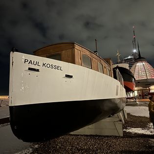 Die Paul Kossel unter schwarzem Wolkenhimmel
