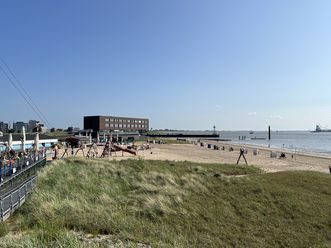 Blick über das Weser-Strandbad auf die Weser