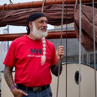 Ein Mann auf der Adler von Krautsand