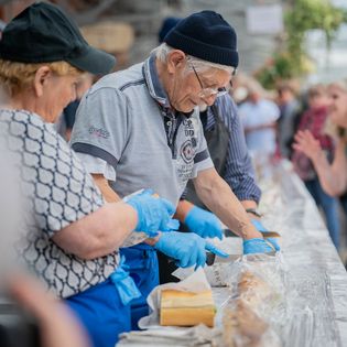 Ein rund 30 Meter langes Matjesbrötchen wird angeschnitten