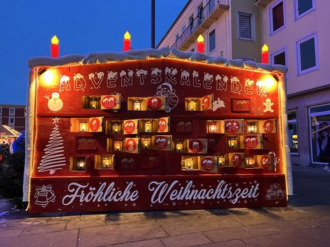 Großer Adventskalender auf dem Weihnachtsmarkt