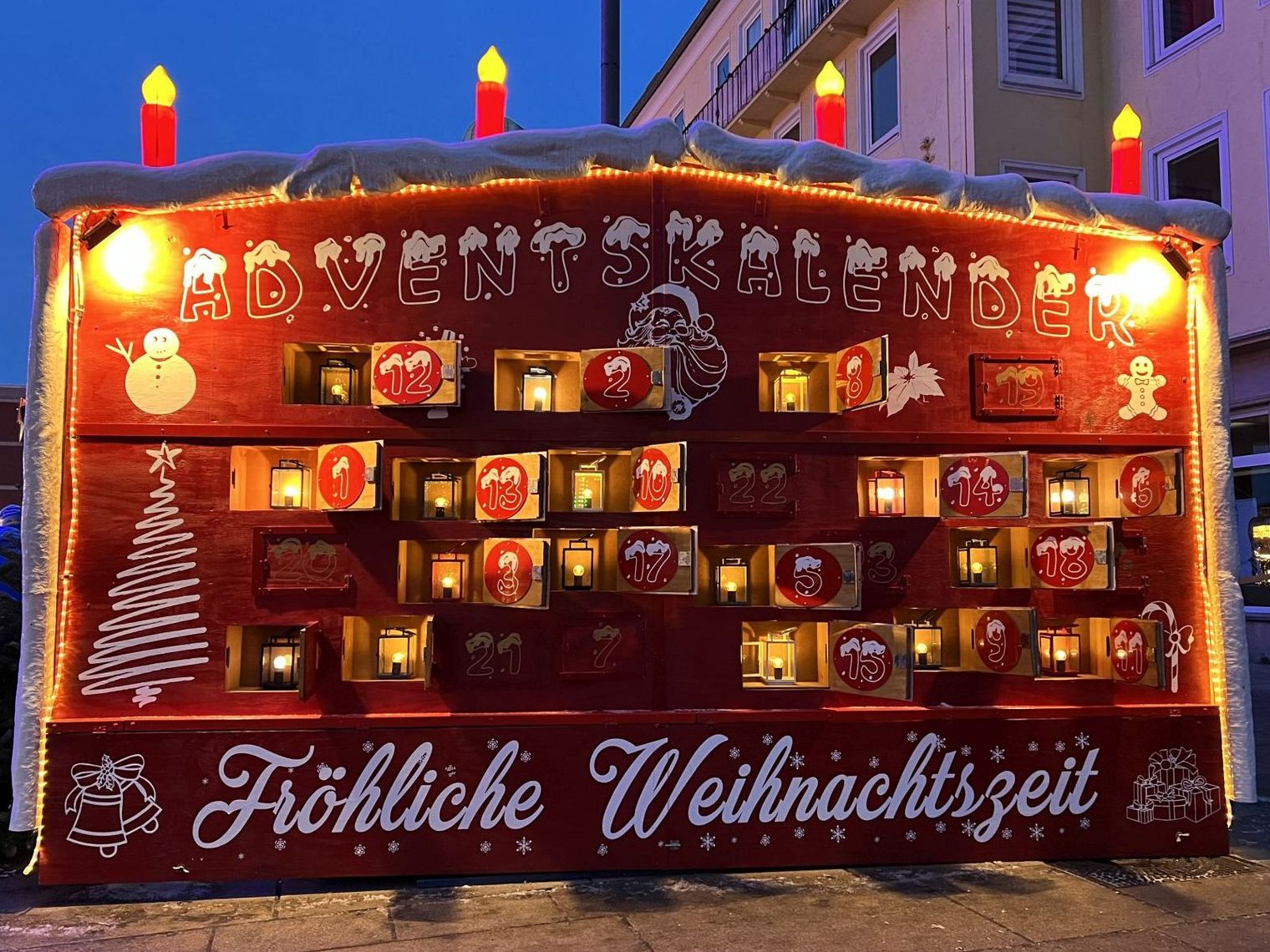 Großer Adventskalender auf dem Weihnachtsmarkt