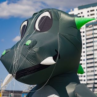 Drachenfest in Bremerhaven. Fliegende Drachen am Deich.