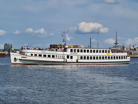 Das Motorschiff "Oceana" auf der Weser