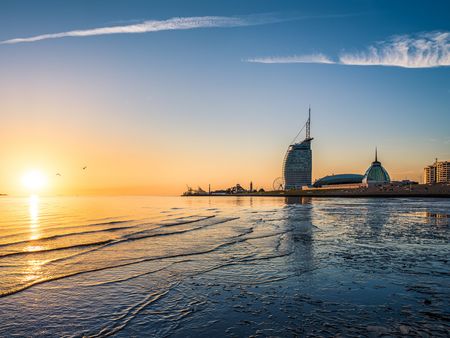 SKyline Bremerhavens im Sonnenuntergang