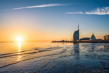 SKyline Bremerhavens im Sonnenuntergang
