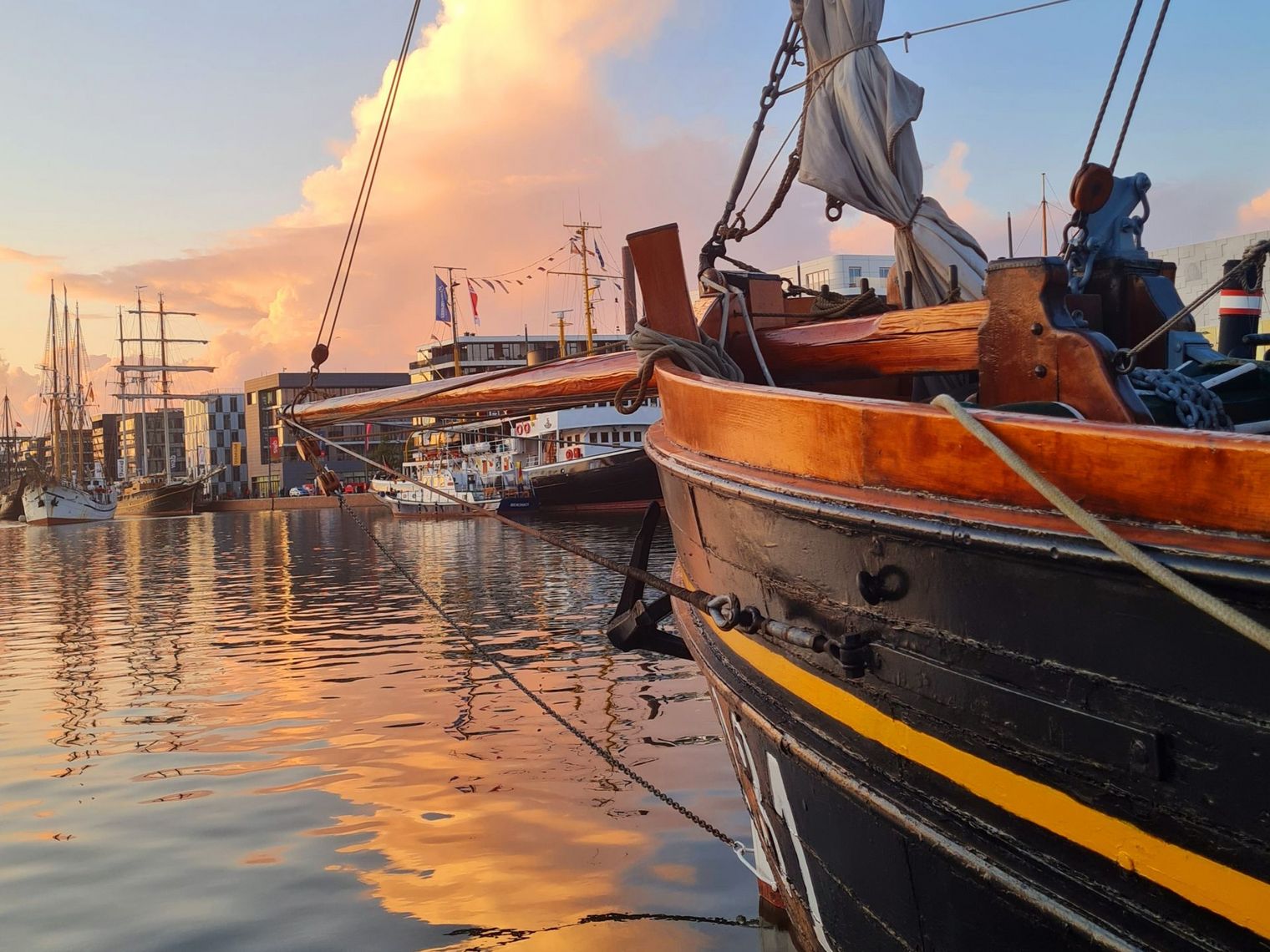 Der Bug der Astarte im Sonnenuntergang