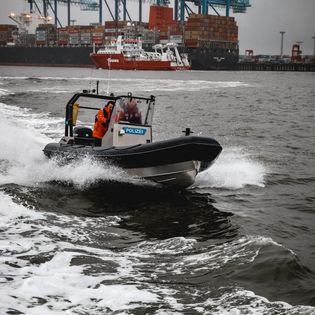 Die WSP Wasserschutzspolizei Bremen auf einem Boot auf der Weser