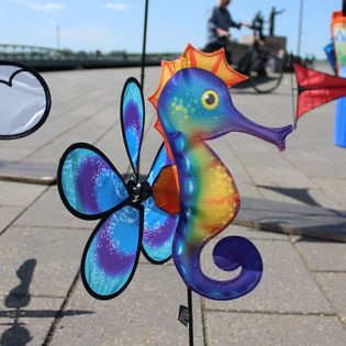 Drachenfest in Bremerhaven. Fliegende Drachen am Deich.