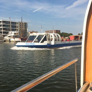 Barkasse auf Fahrt durch den Neuen Hafen